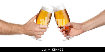 Les mains des hommes avec verre de bière toasting créer splash isolé sur fond blanc. Paire de verres à bière faire des toasts. Bières en hausse. Cheers Banque D'Images