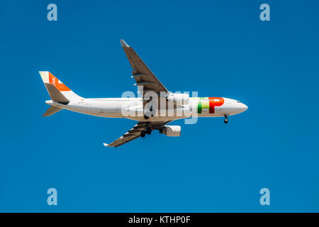 Lisbonne, Portugal - 14 août 2017 : Tap Air Portugal avion passagers décollant de Humberto Delgado aéroport dans la ville de Lisbonne. Banque D'Images