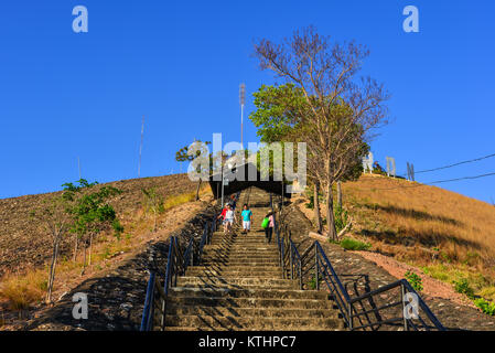 Palawan, Philippines - Apr 11, 2017. Les gens qui marchent vers le sommet du mont Tapyas à Coron, Palawan, Philippines. Banque D'Images