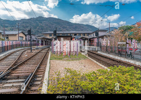 De Arashiyama, Kyoto, Japon - le 9 novembre 2017 : Forêt Kimono à Randen Station Arashiyama, piliers en forme de cylindres colorés avec des modèles de kimono dye Banque D'Images