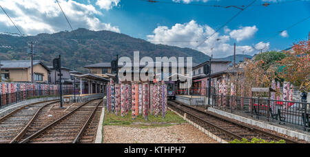 De Arashiyama, Kyoto, Japon - le 9 novembre 2017 : Forêt Kimono à Randen Station Arashiyama, piliers en forme de cylindres colorés avec des modèles de kimono dye Banque D'Images