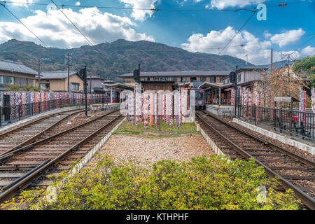 De Arashiyama, Kyoto, Japon - le 9 novembre 2017 : Forêt Kimono à Randen Station Arashiyama, piliers en forme de cylindres colorés avec des modèles de kimono dye Banque D'Images