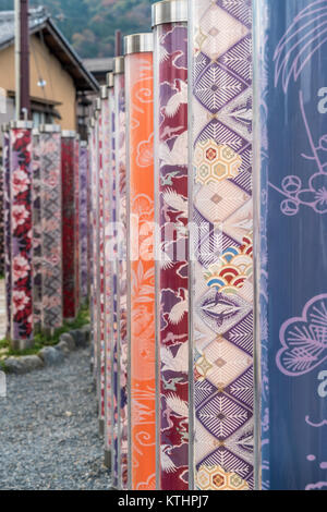 De Arashiyama, Kyoto, Japon - le 9 novembre 2017 : Forêt Kimono à Randen Station Arashiyama, piliers en forme de cylindres colorés avec des modèles de kimono dye Banque D'Images