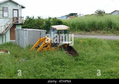 Des voitures abandonnées dans le pays. Une JCB laissés à pourrir sur la route. St Kitts Caraïbes 2016. Banque D'Images