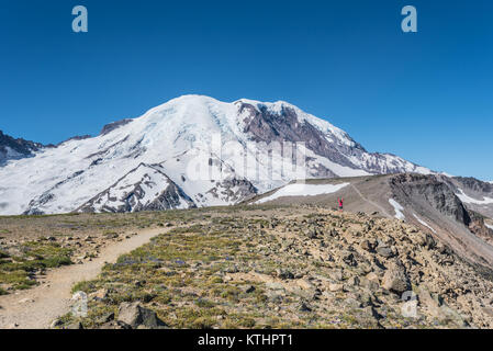 Woman Power posing in front of Mount Rainier avec des bâtons de marche Banque D'Images