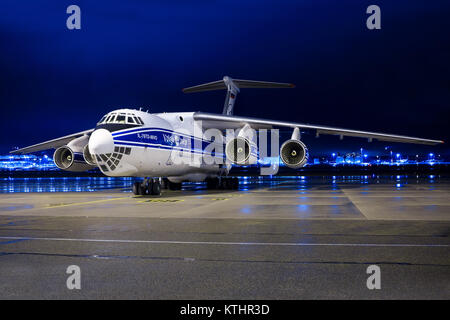 Stuttgart/Allemagne, 27 Octobre 2017 : IL-76-TD-90 RA-76952 société Volga-Dnepr Airlines à l'aéroport de Stuttgart. Banque D'Images