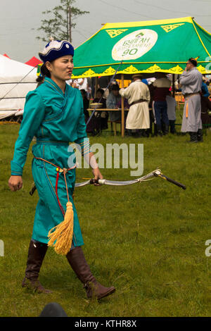 Tir à l'arc est le seul des trois jeux (plus l'équitation et la lutte) dans le Naadam festival ouvert pour les femmes. Certains d'entre eux ressemblent à de vrais amazon les filles. Banque D'Images