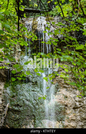 Grande Cascade de ravin en automne, d'une exposition longue, en rivière de montagne avec des rochers et des sentiers touristiques escalier. slovensky raj. sucha bela trail Banque D'Images