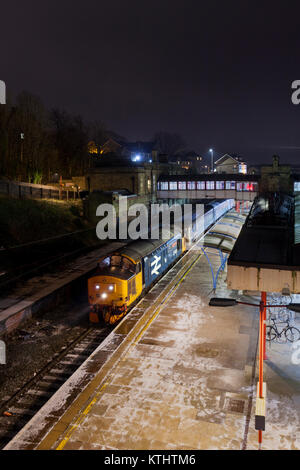 Services ferroviaires directs 37 37401 Mary Queen of Scots sur voitures de chemin de fer du Nord arriva au travail le 1731 Lancaster Lancaster - Barrow in Furness Banque D'Images