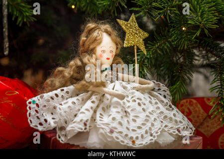 Arbre de Noël traditionnel conte fait par Tobias et l'Ange avec robe faite de dentelle vintage, England, UK Banque D'Images Arbre de Noël traditionnel conte fait par Tobias et l'Ange avec robe faite de dentelle vintage, England, UK Banque D'Images