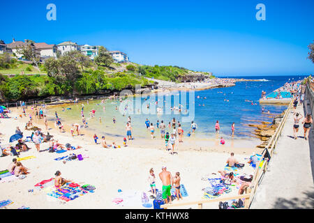 SYDNEY, AUSTRALIE-DEC 30, 2014:Les gens se détendre à la plage de sendy Clovelly à Sydney, Australie le Déc 30, 2014.Plage de Clovelly's natural rock piscine dispose d'une re Banque D'Images