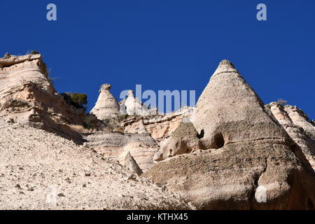 Les roches et les rochers équilibré tente dominent la scène au Monument National des rochers tente dans le Nouveau Mexique. Une structure géologique vu sur une base globale limitée. Banque D'Images