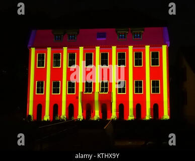 Cette image représente probablement un événement en 2013, capturé par une caméra ou dans un lieu précis, impliquant la lumière et le son comme éléments clés. La date indique qu’elle peut être liée à une performance ou une exposition, où ces éléments ont joué un rôle central. Banque D'Images