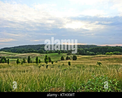 Une photographie prise depuis un point de vue élevé en Pologne, montrant une vue panoramique de la ville ou du paysage ci-dessous. La photo capture à la fois les caractéristiques naturelles et urbaines. Banque D'Images