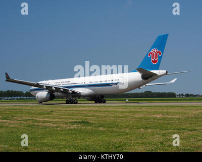 Airbus A330-343E B-6501, exploité par China Southern Airlines, photographié à l'aéroport international de Sydney Kingsford Smith le 5 mai 2016. Banque D'Images