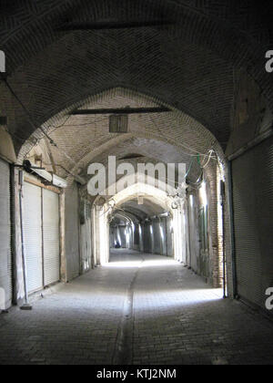 Une photographie du Bazar de Nishapur, prise le 5 octobre 2013, montrant l'atmosphère vibrante du marché et son importance historique en Iran. Banque D'Images