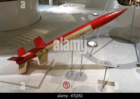 Une photographie de la fusée Baby T exposée au Musée national de la nature et des Sciences à Tokyo, au Japon, montrant sa conception et son importance historique dans les premières technologies des fusées. Banque D'Images