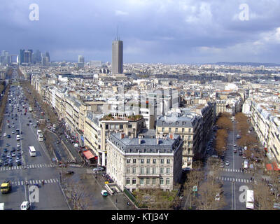Avenue de la Grande ArmÃ©e et Avenue Carnot sont des rues importantes de Paris, France, situées près de l'Arc de Triomphe. Ces avenues sont connues pour leur importance historique et constituent des éléments clés du paysage urbain de la ville, offrant des vues sur les monuments et les zones commerçantes animées. Banque D'Images