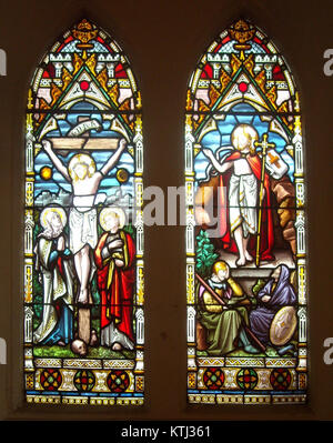 Cette image montre la vue arrière d'un vitrail dans une chapelle, mettant en valeur les couleurs vives et le design complexe du verre alors qu'il capte la lumière par derrière. Banque D'Images