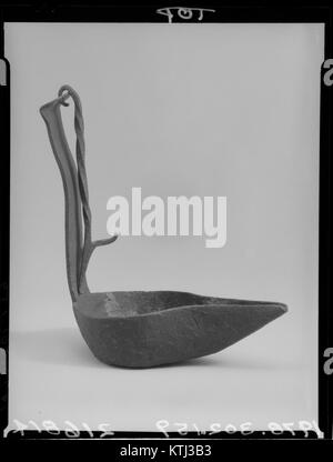 Photographie d'une lampe Betty, lampe à huile utilisée aux XVIIIe et XIXe siècles, cataloguée sous le numéro 216814 du Metropolitan Museum of Art. Banque D'Images