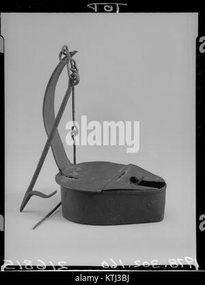 La lampe Betty est un dispositif d'éclairage historique, exposé au Metropolitan Museum of Art sous le numéro de catalogue 216815, utilisé dans les premières maisons américaines pour l'éclairage. Banque D'Images