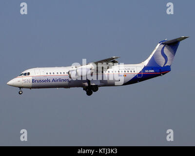 BAE Systems 146 Avro RJ100 Brussels Airlines OO DWK atterrissage à Zaventem Banque D'Images