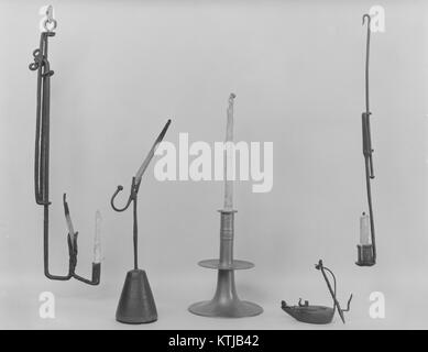 La lampe Betty est un appareil d'éclairage américain du XVIIIe siècle, principalement utilisé dans les ménages pendant la période coloniale. Il est fait de métal et a un design unique, typiquement avec une mèche et un réservoir de carburant. Banque D'Images