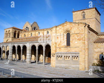 La Basilique de San Vicente à Ã vila, en Espagne, est une église romane importante, connue pour son importance historique et architecturale. L'extérieur présente des conceptions complexes et est un élément clé du patrimoine de la ville. Banque D'Images