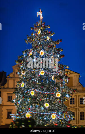 Prague, République tchèque - 23 décembre 2017 : Prague arbre de Noël sur la place de la vieille ville de nuit Banque D'Images