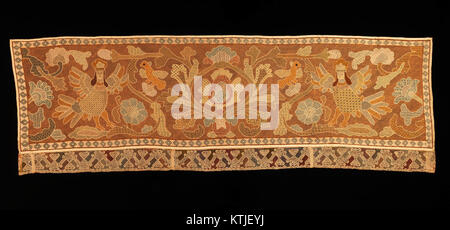 Cette bordure décorative de rideau de lit est un exemple de l'artisanat textile d'une période historique. Il présente des motifs complexes et a probablement été utilisé dans les ménages aisés comme élément décoratif pour le linge de lit. Banque D'Images