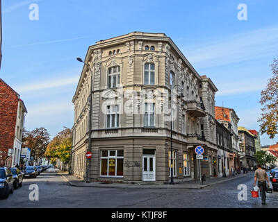 Ce titre fait référence à une adresse en Pologne, située sur ul. Pomorska. La date 10/2013 suggère un événement ou un moment spécifique lié à cet endroit, peut-être un événement historique ou social dans la région. Banque D'Images