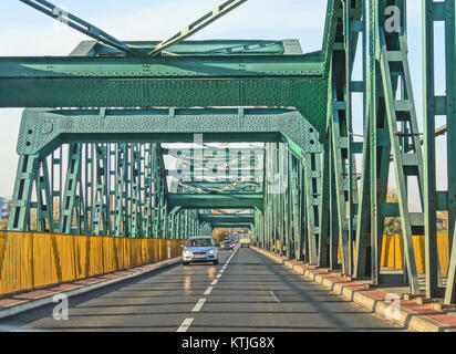 Une photographie du pont Fordonski, prise le 1er octobre 2013, illustrant l'infrastructure et les caractéristiques architecturales du pont. Banque D'Images