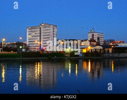 Une photographie du bâtiment Brdak Luczniczki, prise le 12 octobre 2013, mettant en évidence ses caractéristiques architecturales et son importance dans le contexte local. Banque D'Images