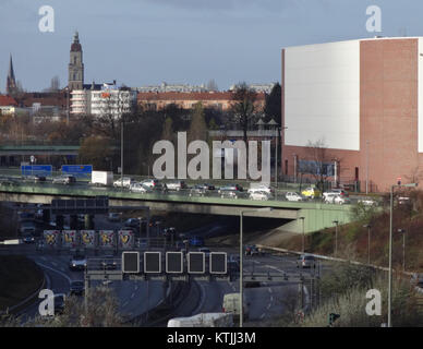 Cette photographie capture l'Autobahn et la Tour dans le quartier Schoeneberg de Berlin, prise le 28 novembre 2013. Il met en évidence l'intersection de l'infrastructure moderne avec l'architecture urbaine. Banque D'Images