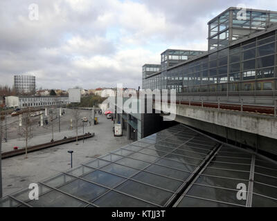 Une photographie moderne de la gare de Schoeneberg à Berlin, en Allemagne, prise le 28 novembre 2013, montrant l’architecture contemporaine de la gare et l’atmosphère animée des transports en commun. Banque D'Images