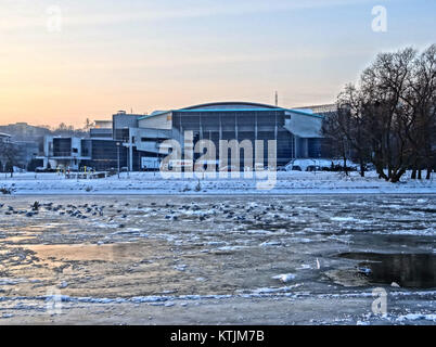 Le BDG hala Luczniczka, situé en Pologne, est une salle d'événements remarquable utilisée pour divers événements culturels et sociaux. Cette photographie de 2014 illustre la conception architecturale du bâtiment et son rôle en tant que lieu moderne pour les rassemblements publics. Banque D'Images