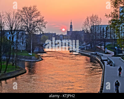 Cette photographie capture une vue panoramique depuis le SKbridge lors d'un coucher de soleil le 4 mars 2014. L’image met en valeur l’horizon de la ville baigné de lumière dorée, mettant en évidence l’intersection de la nature et du développement urbain, créant un moment serein et pittoresque dans la ville. Banque D'Images