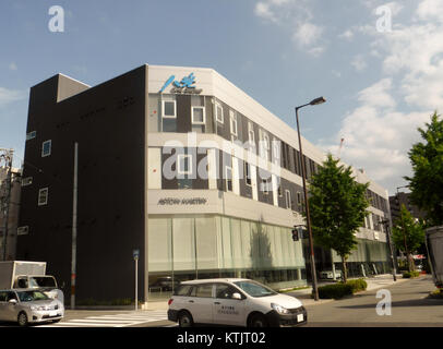 Ce showroom d'Osaka présente deux marques automobiles prestigieuses : Aston Martin et Jaguar Land Rover. Il offre un large choix de véhicules de luxe dans un cadre moderne et haut de gamme. Banque D'Images