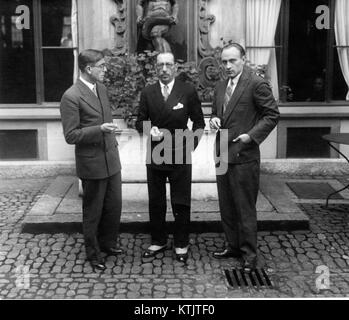 Cette image montre une collaboration entre le célèbre compositeur Igor Stravinsky et le célèbre chef d'orchestre et musicologue, Dr Hans Sacher. L’œuvre met en lumière le partenariat dans le monde de la musique classique. Banque D'Images