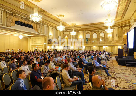 Cette photographie montre la grande salle de bal de l'hôtel Palmer House Hilton à Chicago, Illinois, soulignant son élégance architecturale et comme lieu d'événements dans la ville. Banque D'Images