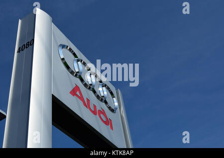 Une image d'un concessionnaire Audi dans le quartier Uptown Markham, mettant en valeur l'architecture moderne et la gamme de véhicules haut de gamme disponibles. La concession présente un design épuré, offrant une gamme de voitures et de services de luxe. Banque D'Images