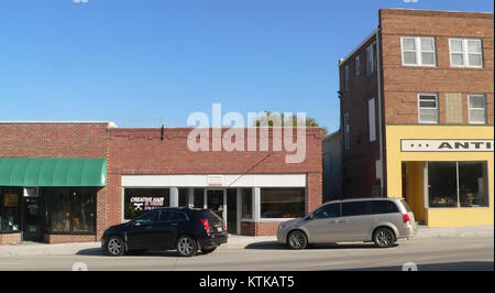Une photographie du 1012 Central Avenue à Auburn, Nebraska, prise du côté sud. L'image capture les caractéristiques architecturales et les environs de ce bâtiment, offrant un aperçu du caractère et de l'aménagement de la ville. Banque D'Images