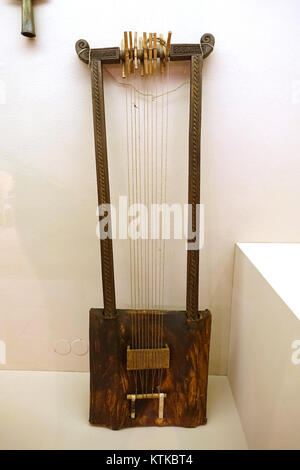 Le Begena est un instrument à cordes éthiopien traditionnel fabriqué à partir de bois, de cuir et de peau animale. Il est généralement enfilé avec des cordes d'entrailles et maintenu ensemble par des clous de fer, souvent vu dans la culture musicale éthiopienne. L'instrument est conservé au Musée Linden à Stuttgart, en Allemagne. Banque D'Images