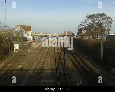 Bahnhof Bad Kreuznach est une gare ferroviaire située à Bad Kreuznach, en Allemagne. La photographie présente la plate-forme 20, qui dessert divers itinéraires ferroviaires régionaux et longue distance, illustrant le rôle du stationâ dans le réseau de transport de la ville. Banque D'Images
