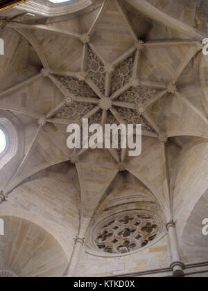 Photographie de Balmasedaâ Iglesia de San Severino et de la Capilla del Santo Cristo (ou Capilla de Urrutia), mettant en valeur les caractéristiques architecturales de ces sites religieux. Banque D'Images