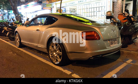 Une photo d'une Bentley Continental GT de deuxième génération stationnée sur Sanmin Road à Taipei, Taiwan, montrant le luxe et le design du véhicule. Banque D'Images