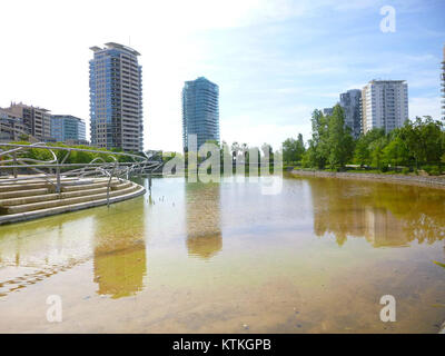 Parc Diagonal Mar à Barcelone est un parc urbain moderne qui intègre les espaces verts avec le design urbain. Situé dans le quartier de Diagonal Mar, il s'agit d'un lieu de loisirs populaire avec des sculptures, des jardins et des aires de jeux. Banque D'Images