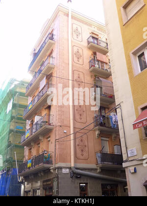 Barrio de la Barceloneta est un quartier animé de Barcelone, en Espagne. Situé en bord de mer, il est connu pour ses plages de sable, ses restaurants de fruits de mer et son atmosphère animée. La région est une destination populaire pour les habitants et les touristes à la recherche d'une expérience côtière. Banque D'Images