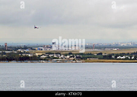 Vue aérienne rapprochée de l'aéroport de Bari en Italie, prise depuis la mer, montrant les pistes et les infrastructures environnantes. Banque D'Images