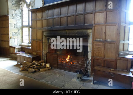 La salle de banquet du Haddon Hall à Bakewell, Derbyshire, est un joyau architectural. La salle reflète la grandeur de la conception anglaise des maisons de campagne et sert de lieu historique pour les événements. Banque D'Images